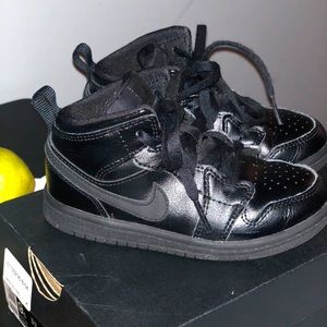 Toddler boys black Jordan Retro 1